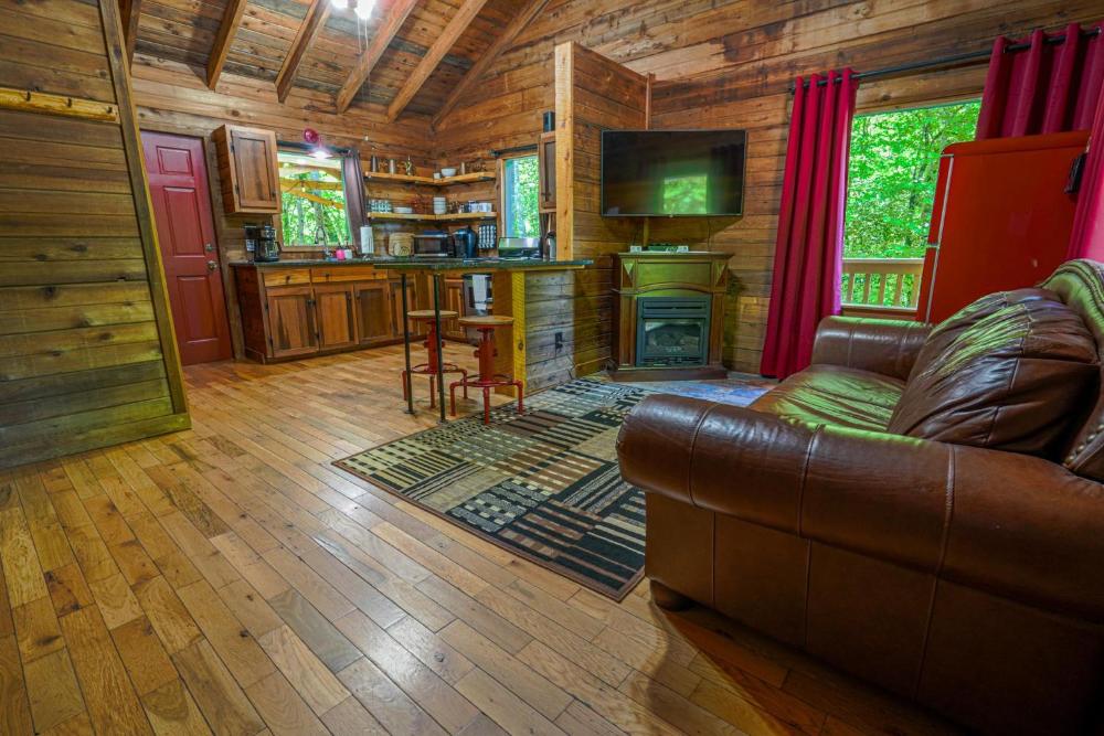 The Big Little Cabin - Hot Tub & Playground